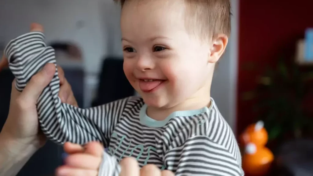 Comprendre le comportement du bébé trisomique : quels signes observer ?