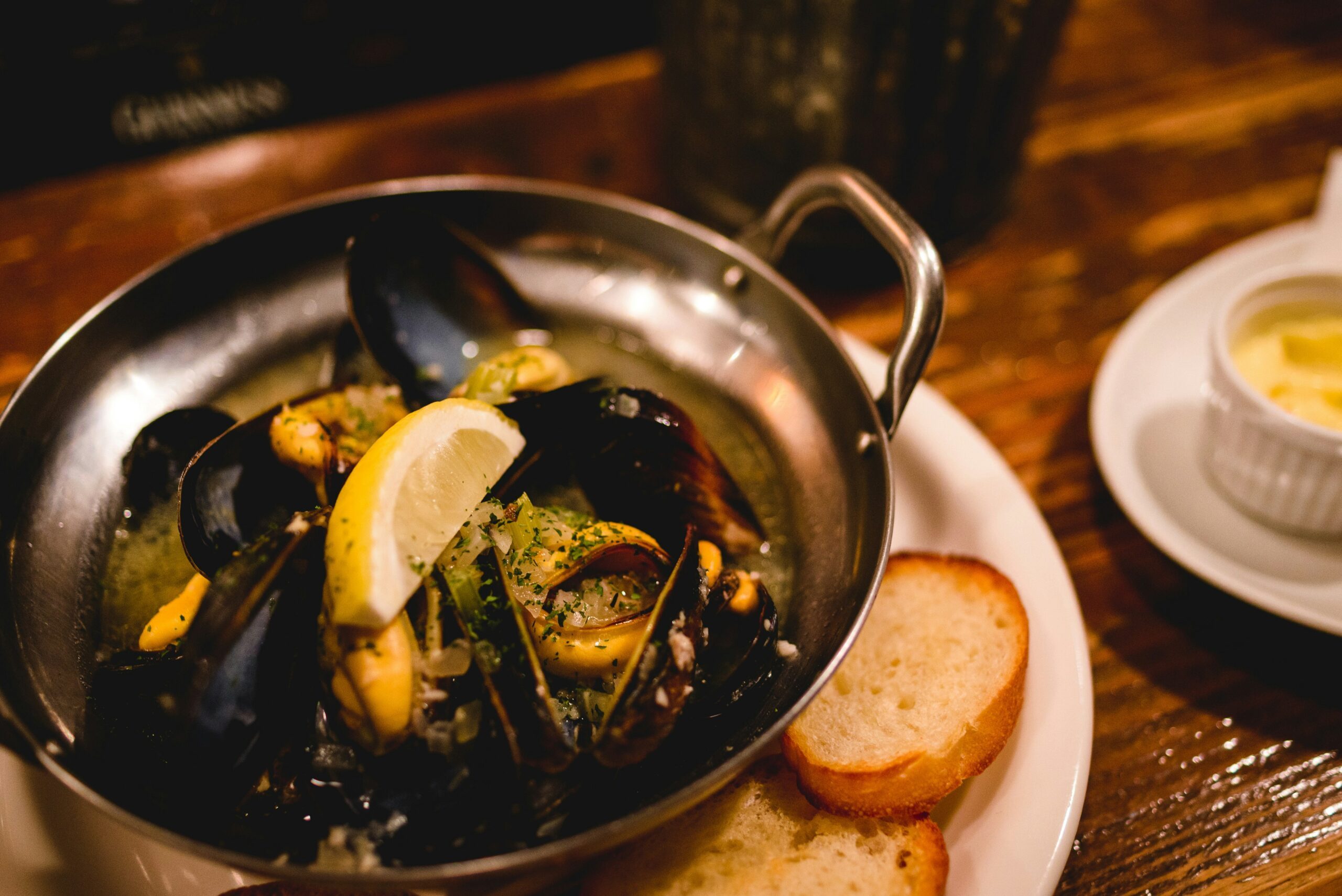 découvrez nos délicieuses recettes de moules pour un repas savoureux et convivial.