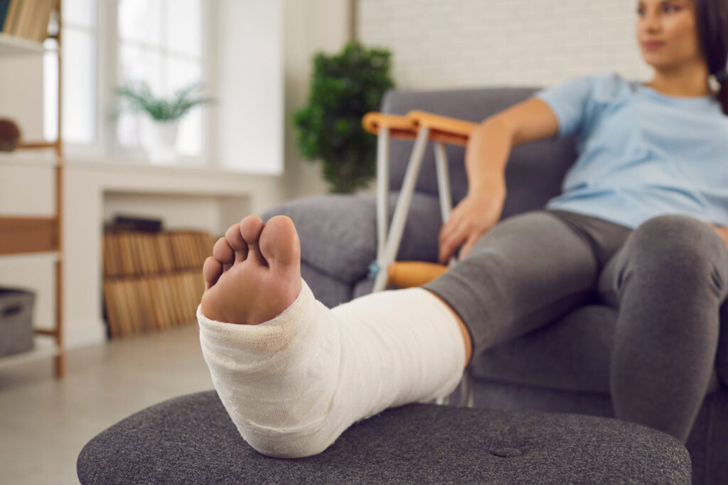 Fracture du pied : comment reconnaître les symptômes et quelle prise en charge ?