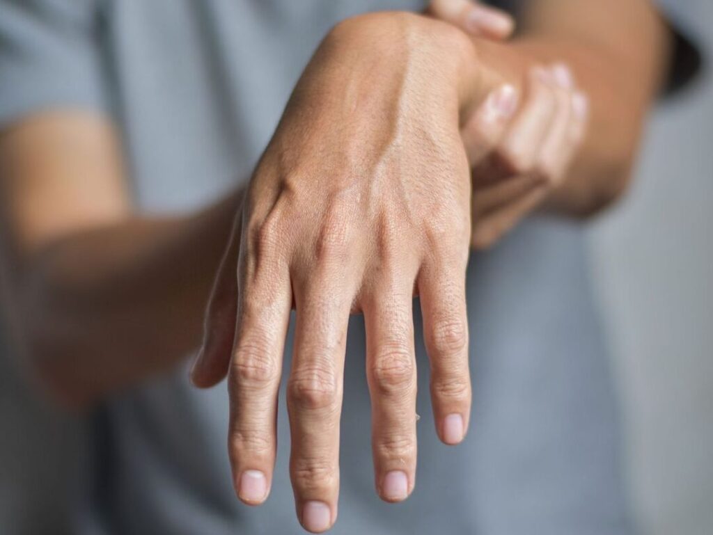 Comment reconnaître et traiter la paralysie du nerf radial responsable de la main tombante ?