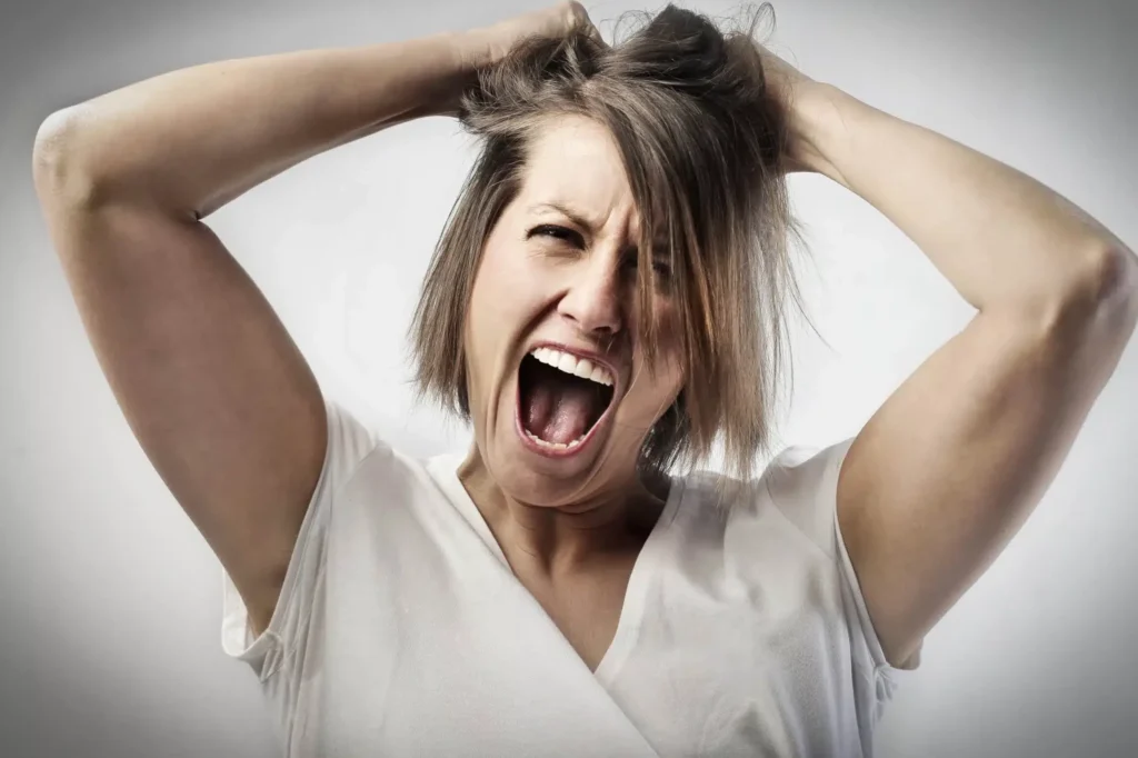 Comprendre la haine : la psychologie derrière le fait de détester quelqu’un