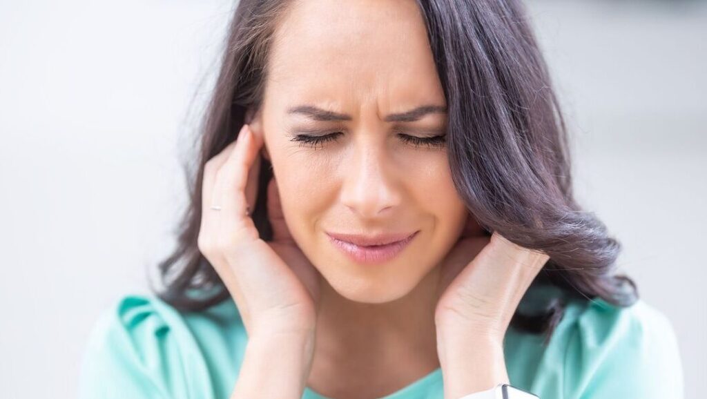 Pourquoi entend-on un bruit dans l’oreille en avalant sa salive ?