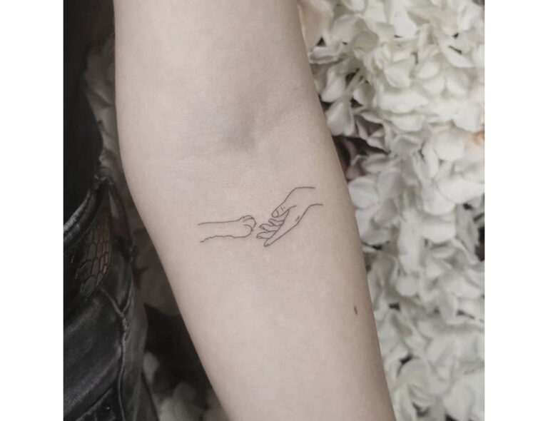 45 tatouages minimalistes tendance en 2021, illustrant des designs épurés et inspirants.