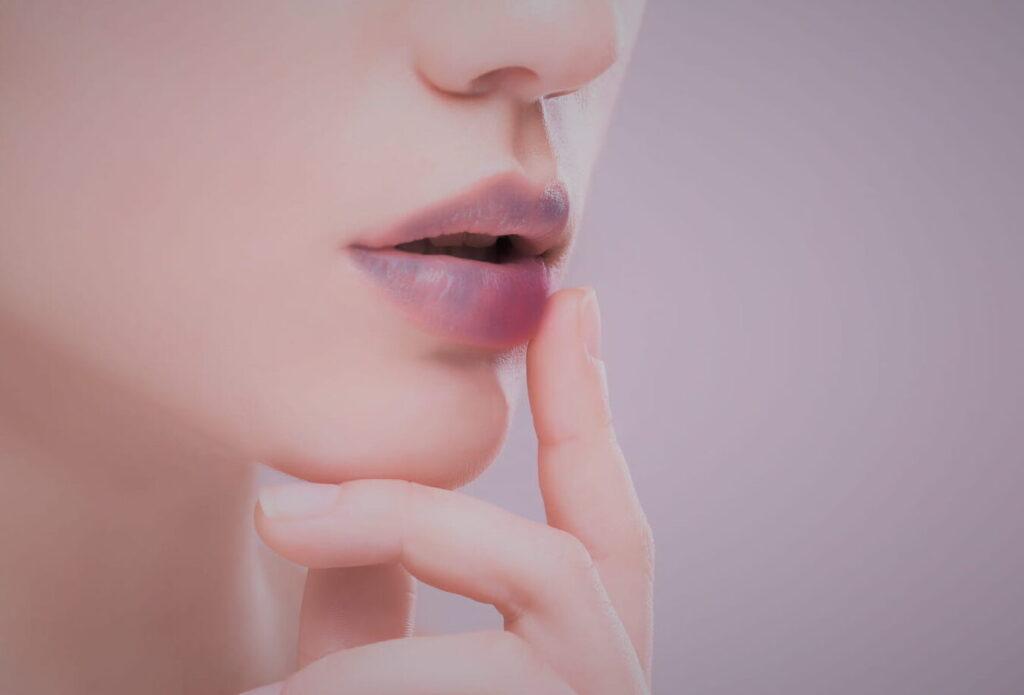 Pourquoi vos lèvres prennent-elles une teinte marron ? Causes et traitements