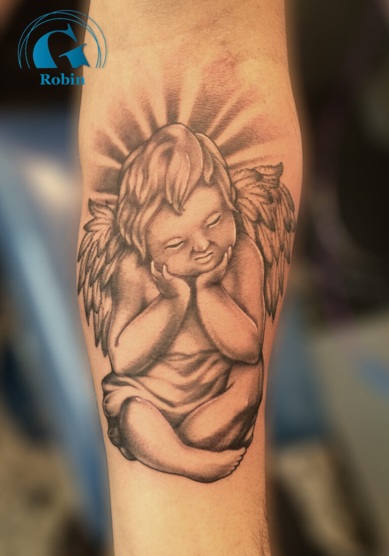 Tatouage d'un ange enfant délicatement dessiné, une inspiration intemporelle pour les amateurs d'art corporel