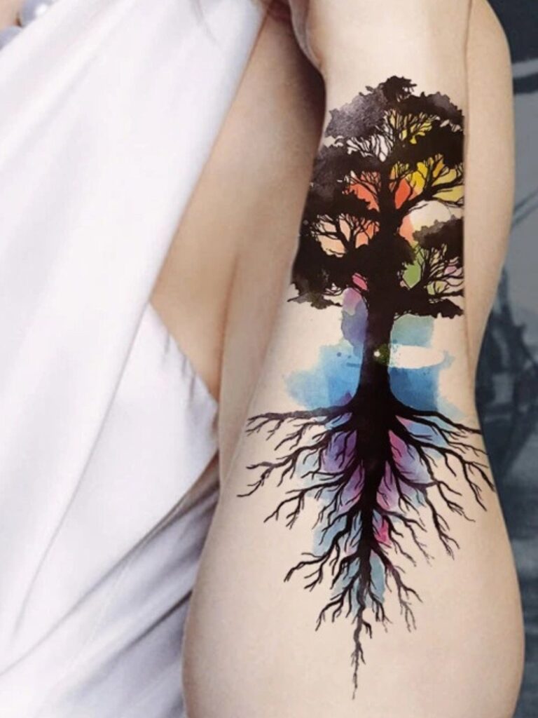 Tatouage arbre de vie coloré avec des détails vibrants symbolisant la nature et le cycle de la vie