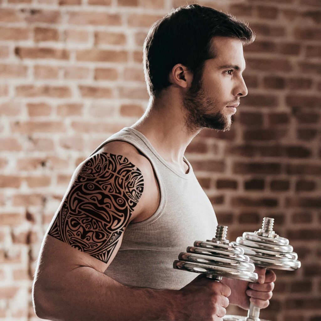 Avant-bras avec un tatouage maori complexe symbolisant l'histoire et la spiritualité