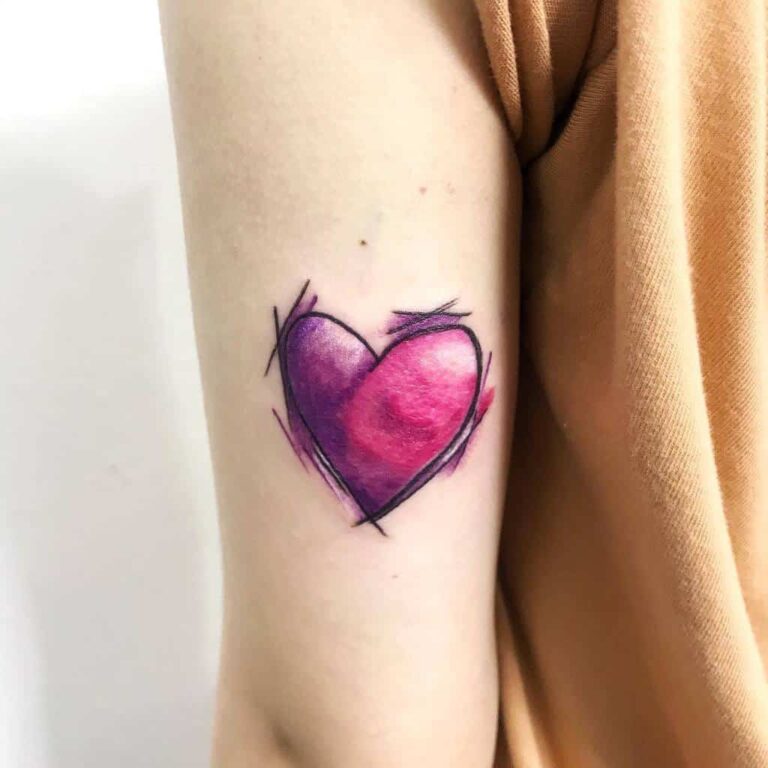 Tatouage en cœur multicolore vibrant, symbole d'amour et d'art créatif