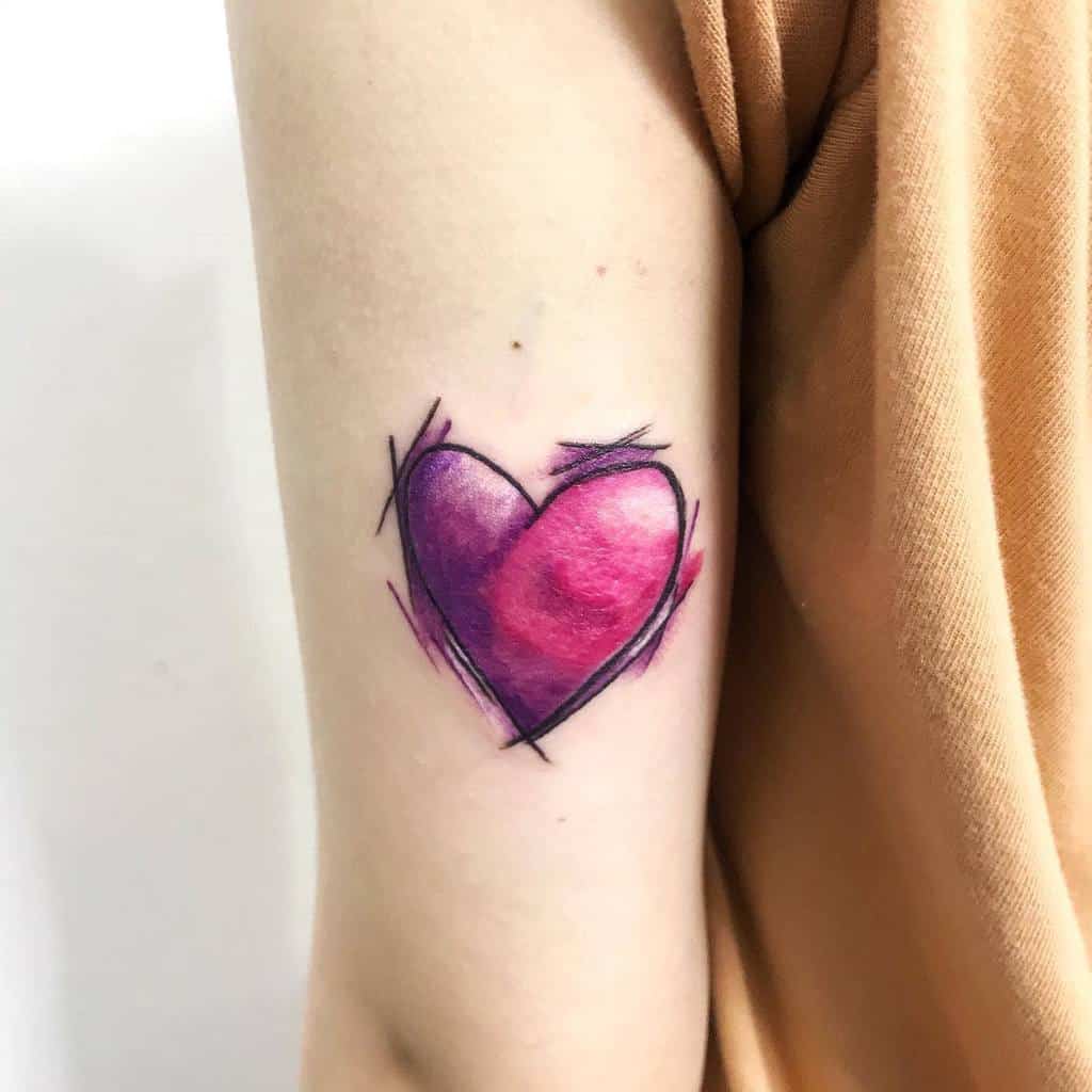 Tatouage en cœur multicolore vibrant, symbole d'amour et d'art créatif