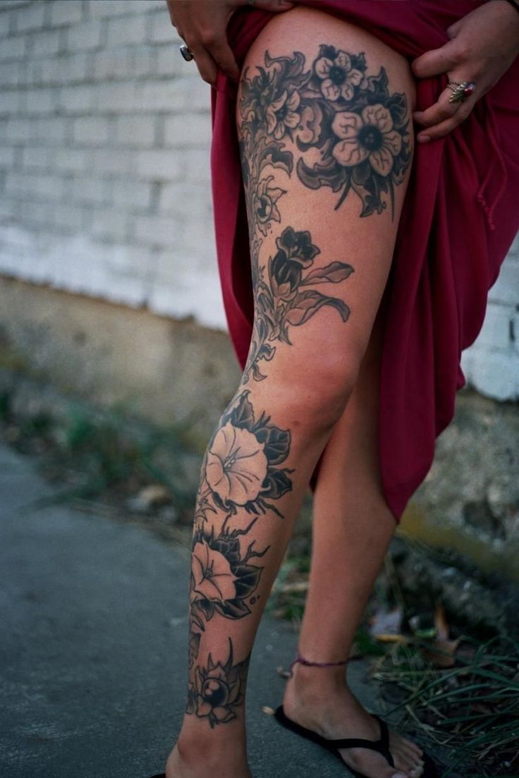 Tatouage cuisse femme moderne