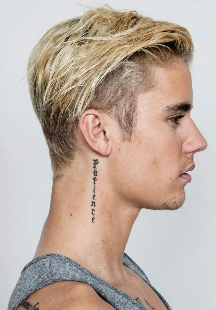 Tatouage discret cou homme