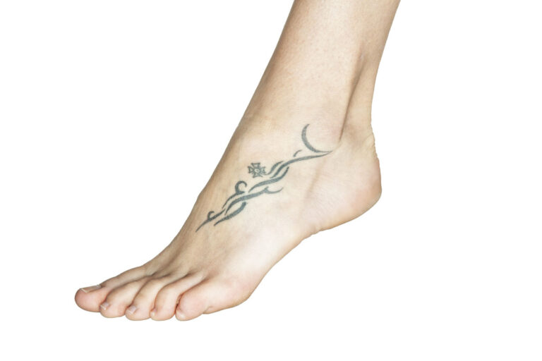 Tatouage femme cheville avec des arabesques élégantes, sublimant le style avec raffinement.