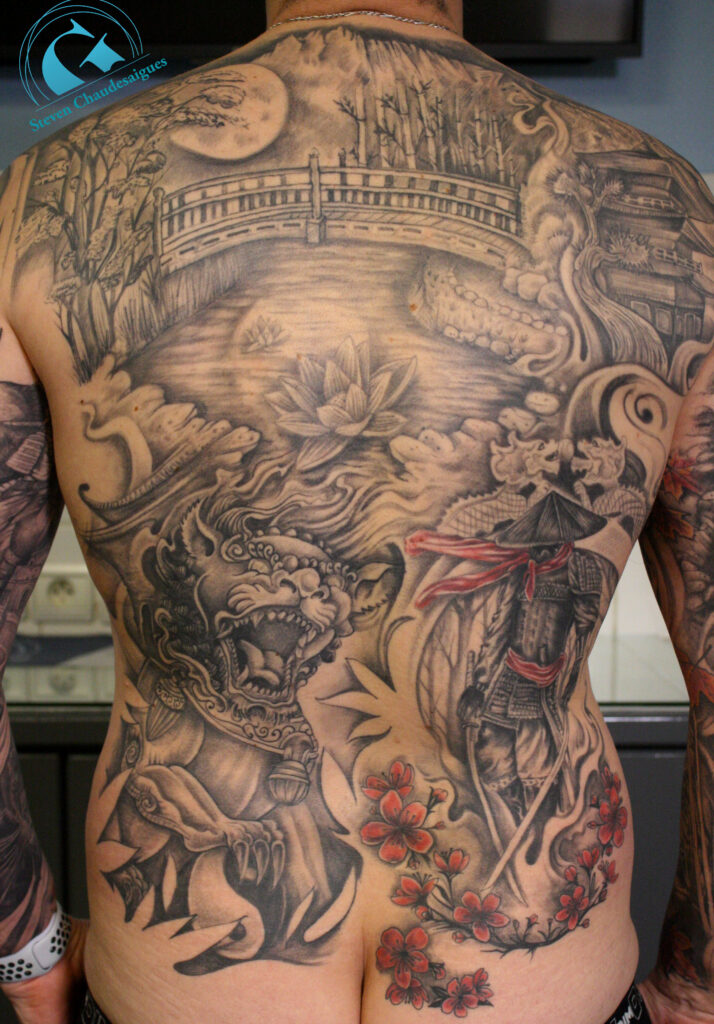 Tatouage japonais de samouraï en noir et gris couvrant un dos entier avec des détails impressionnants