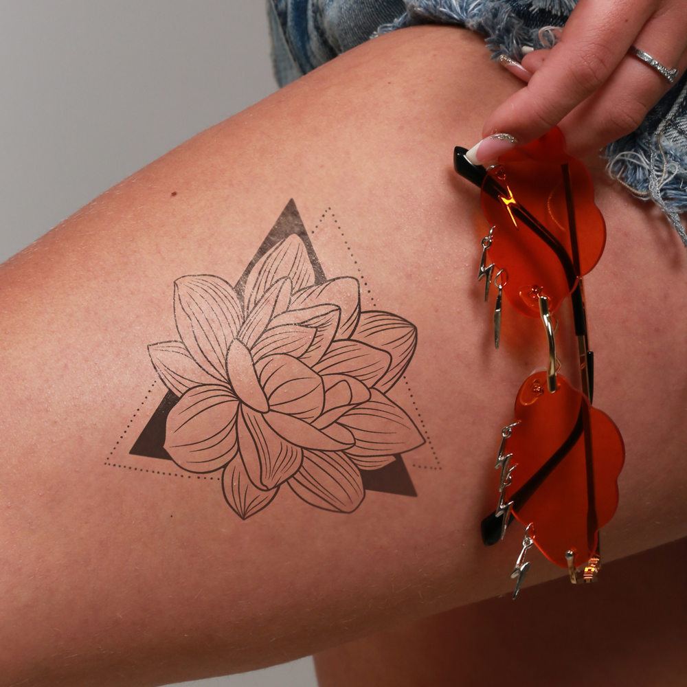 Tatouage fleur géométrique