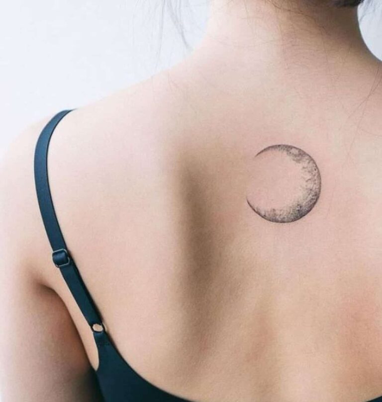 Tatouage de lune élégante et minimaliste pour une inspiration tendance