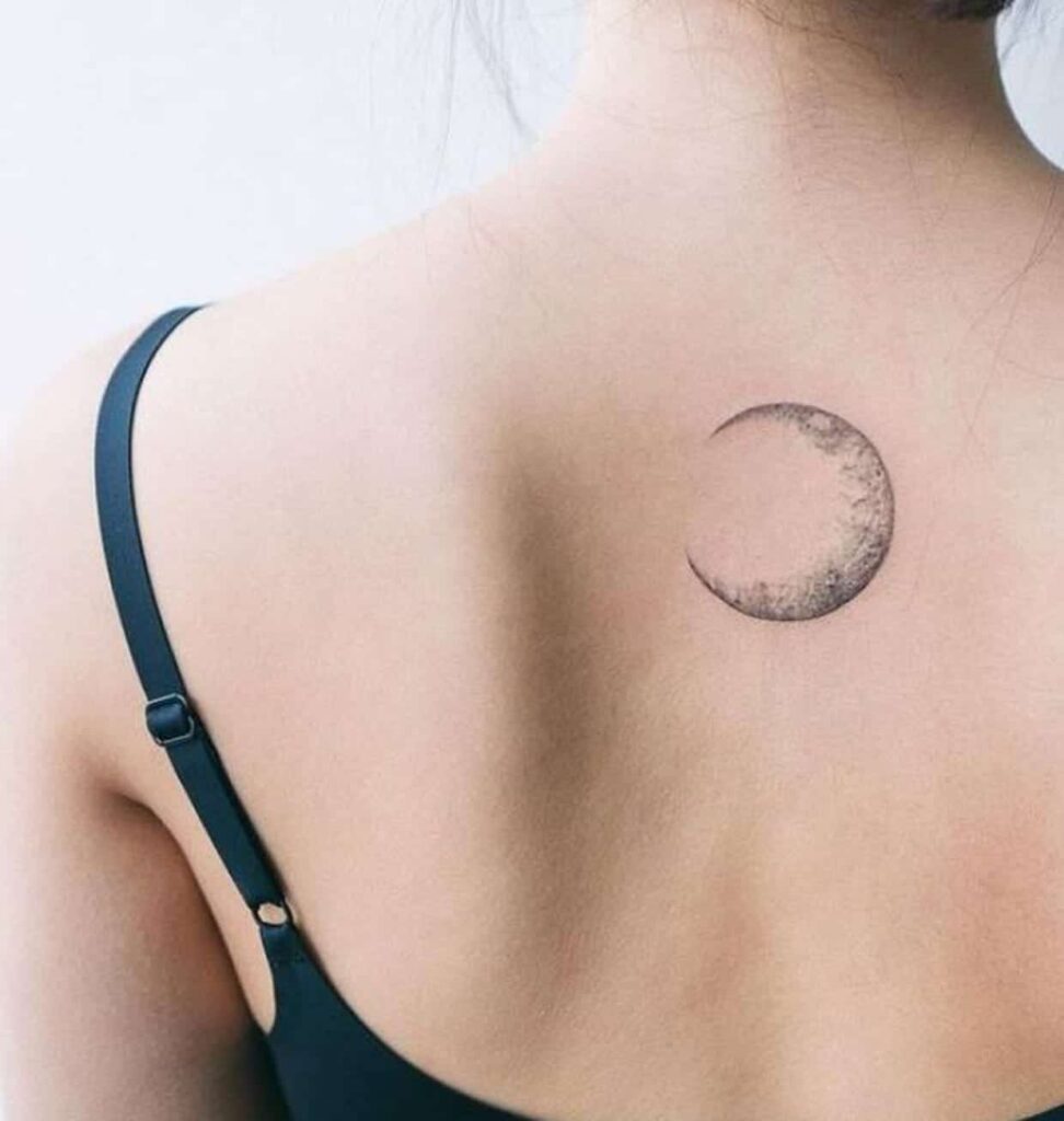 Tatouage de lune élégante et minimaliste pour une inspiration tendance