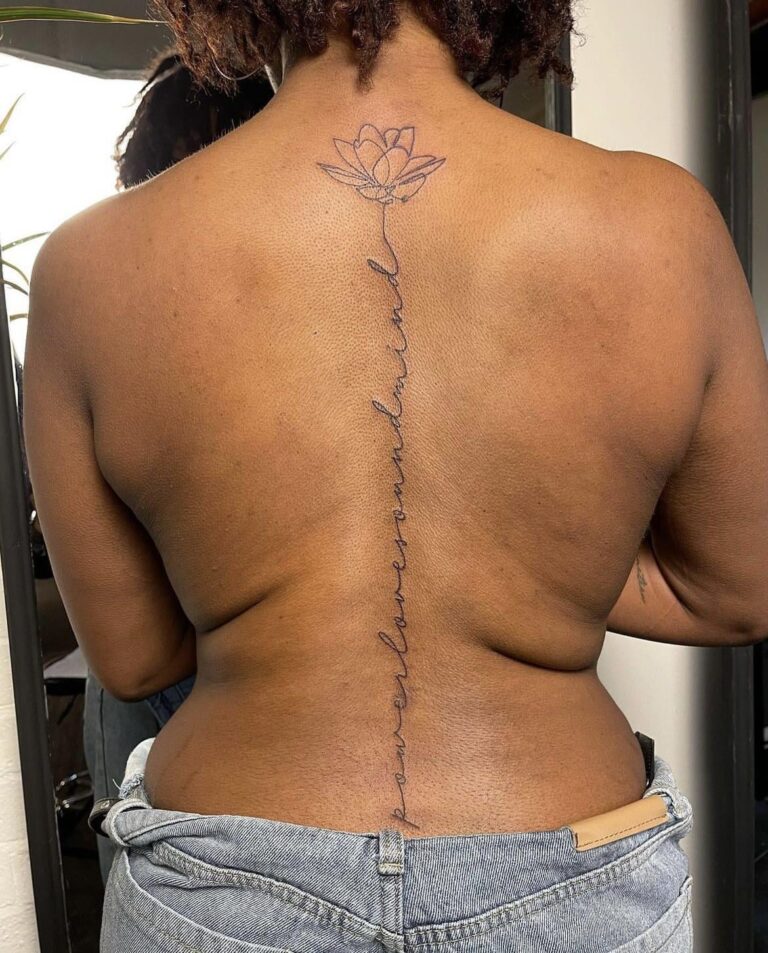 Tatouage minimaliste sur la colonne vertébrale représentant un style élégant et raffiné