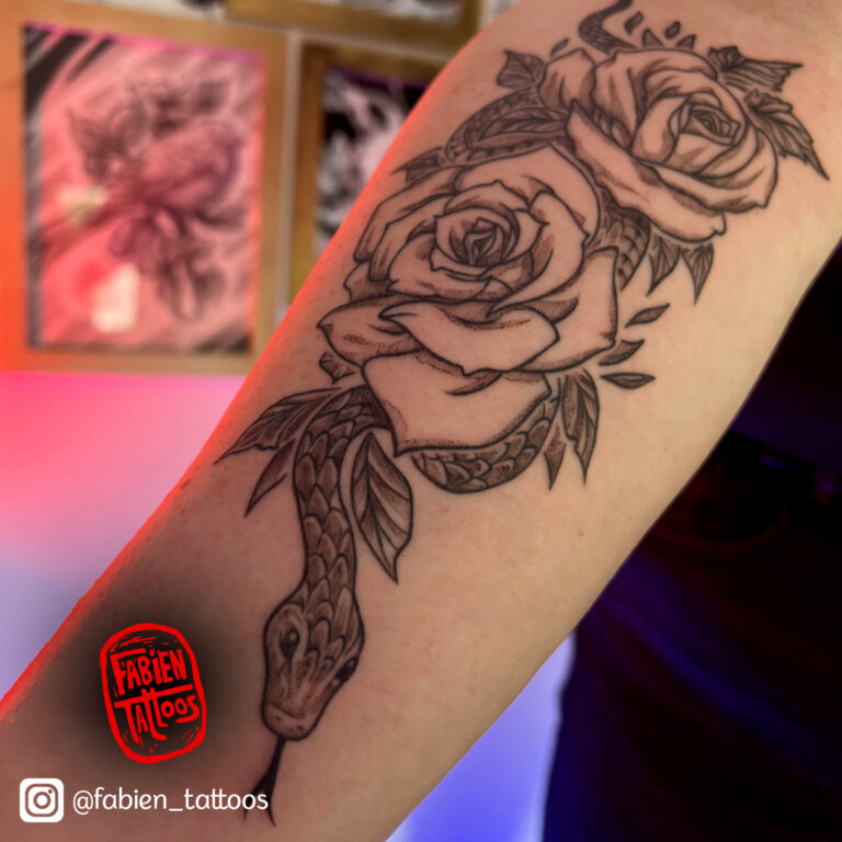 Tatouage serpent entrelacé avec des fleurs, représentant harmonie et dualité
