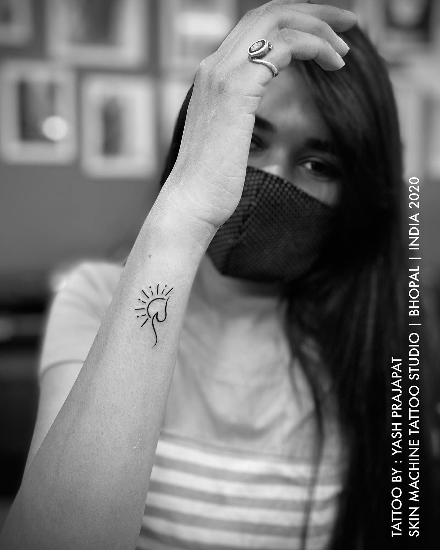 Tatouage minimaliste de soleil