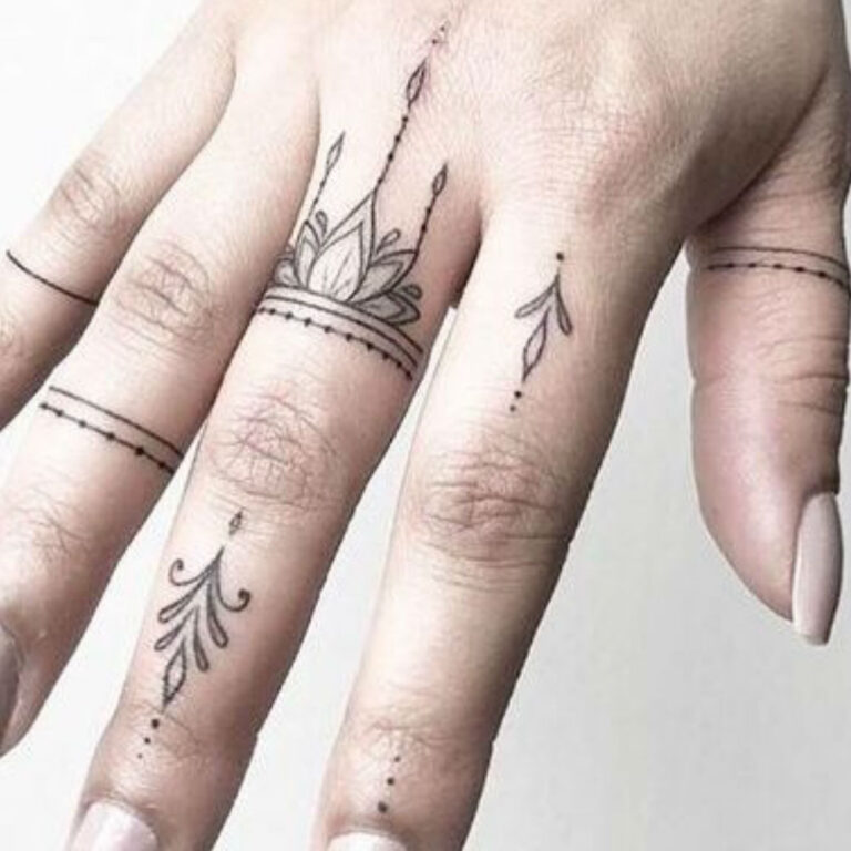 Multiples tatouages sur les doigts avec des motifs variés et significatifs