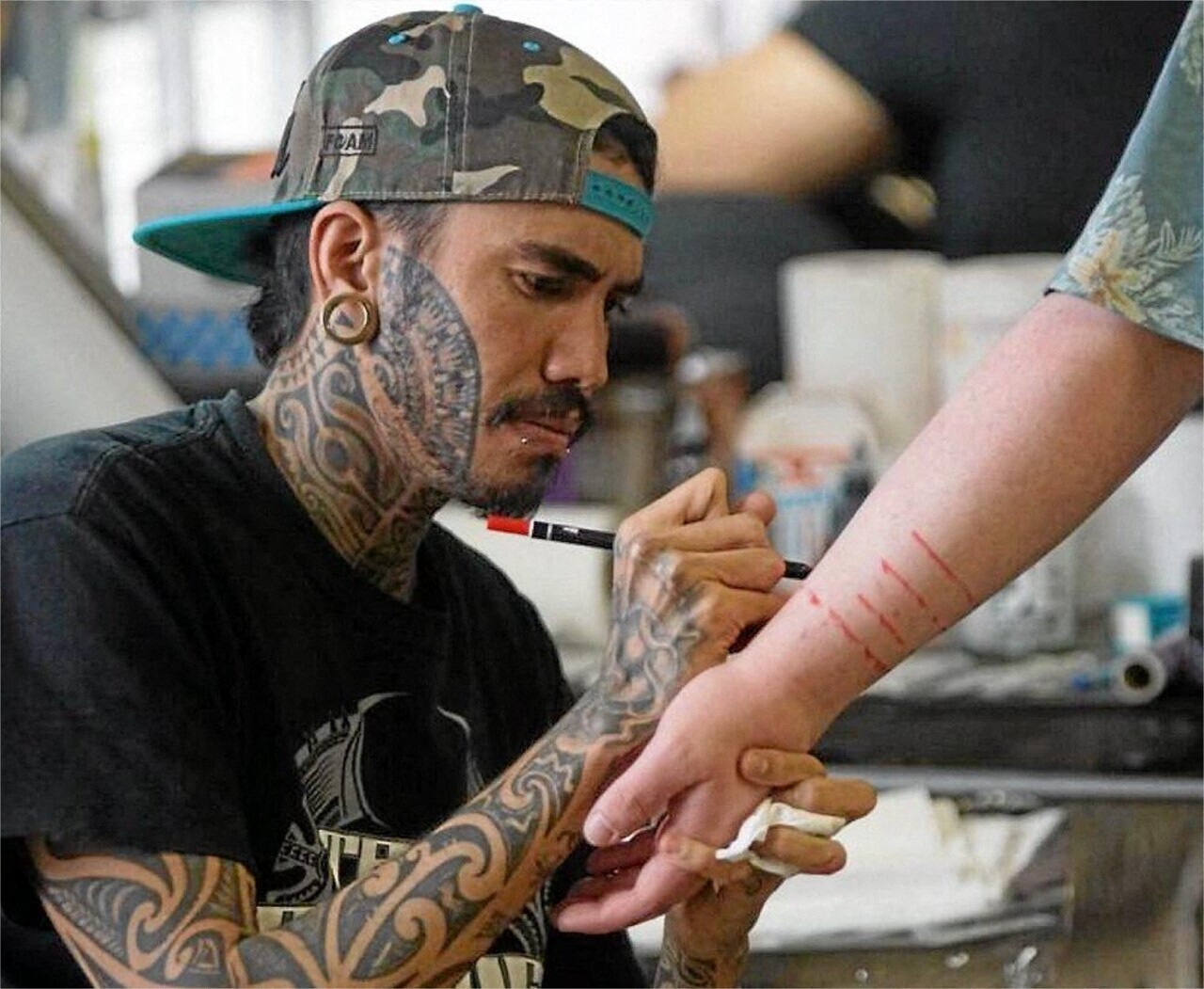 Tatoueurs en action au Caen Tattoo Show