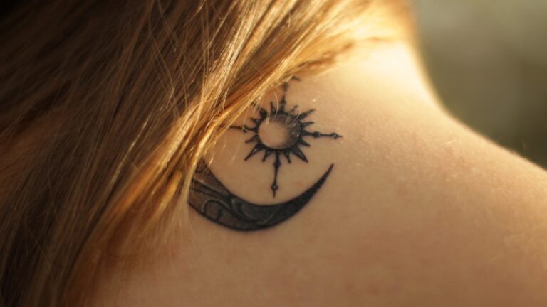 Tatouage en cours de cicatrisation avec application de soins hydratants