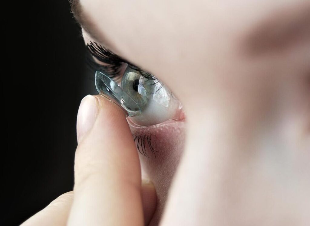 Infection de l&rsquo;œil et port de lentilles : comment prévenir les risques ?