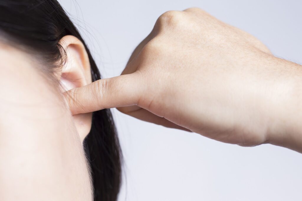 Pourquoi ai-je l&rsquo;impression d&rsquo;avoir de l&rsquo;eau dans l&rsquo;oreille ? Causes et solutions