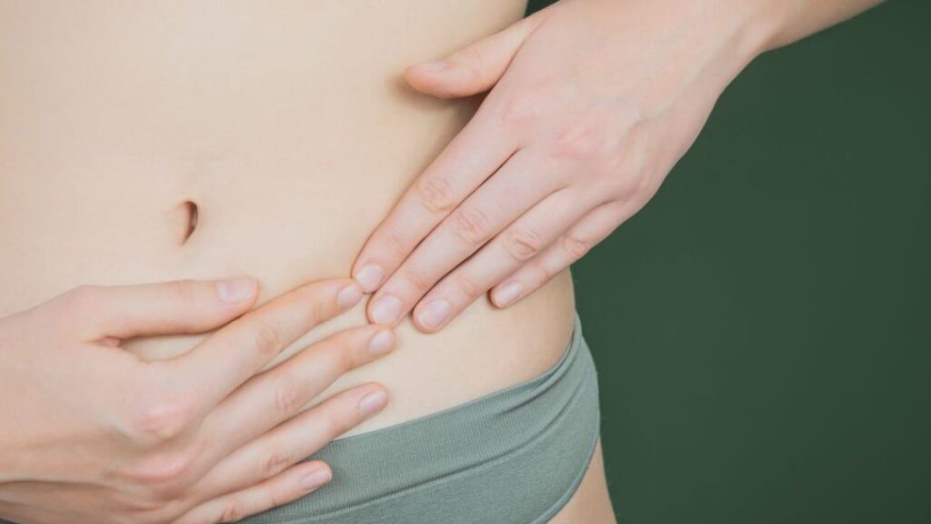 Pourquoi mon bas du ventre me gratte-t-il ? Causes et soulagements