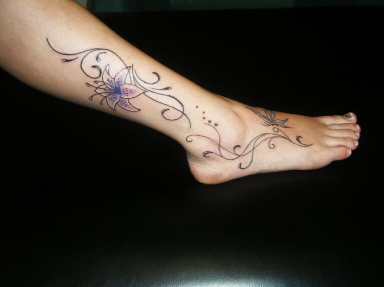 Tatouage arabesque délicat sur la cheville, inspiration élégante pour femme