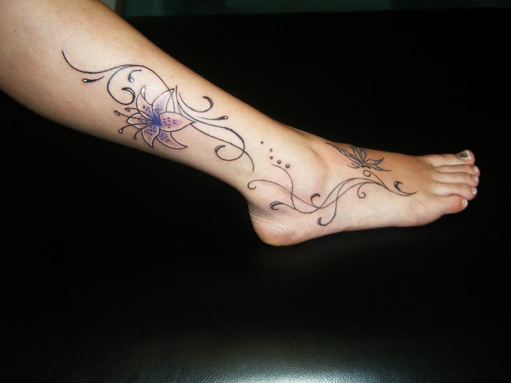 Tatouage arabesque délicat sur la cheville, inspiration élégante pour femme