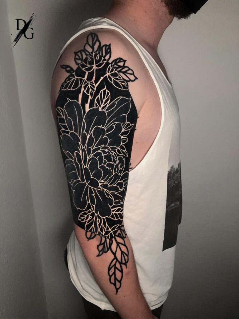 Tatouage blanc détaillé sur fond noir, illustrant le contraste unique de cette technique