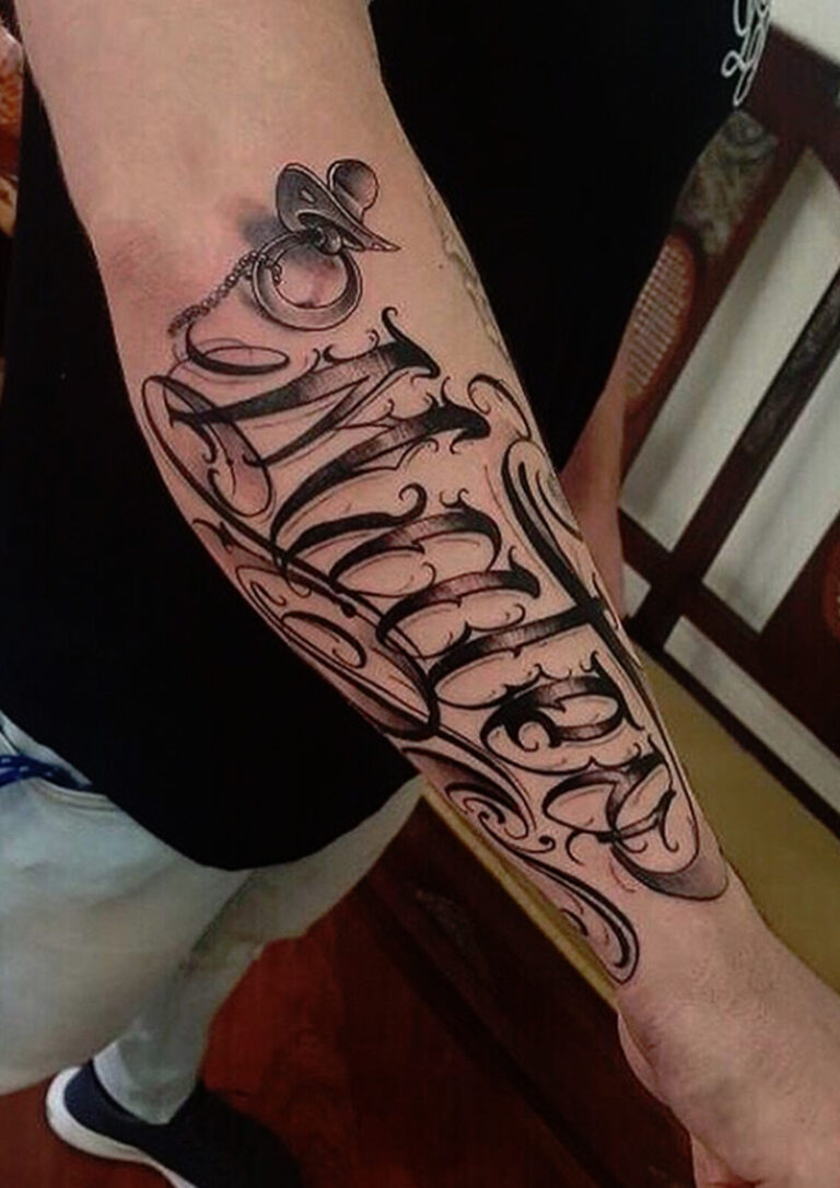 Tatouage d'écriture calligraphique personnalisé sur avant-bras