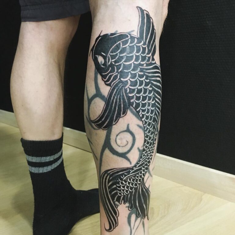 Tatouage carpe koi détaillé et artistique sur peau, inspiré de l'art japonais