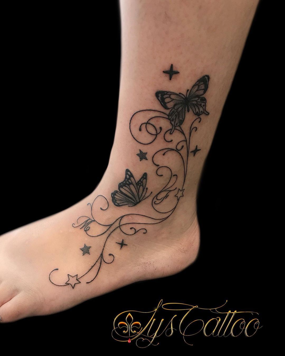 Tatouage à la cheville arabesques et papillons
