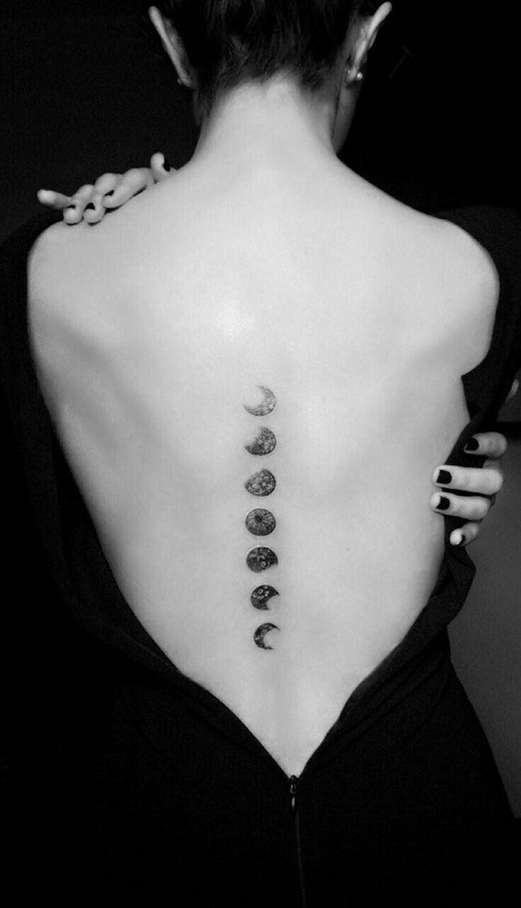 Tatouage créatif longeant la colonne vertébrale avec un design artistique unique