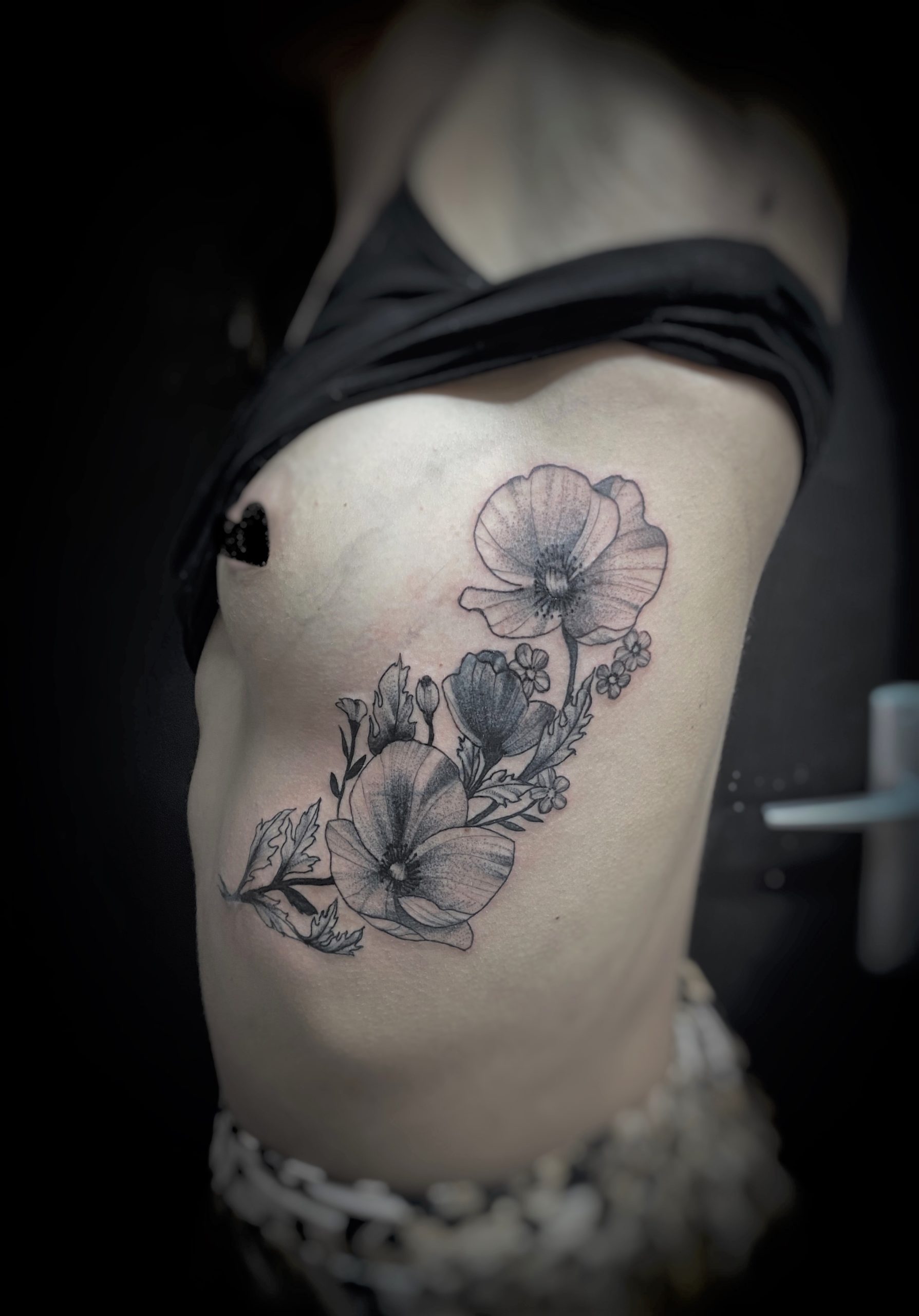 Tatouage coquelicot sur le flanc