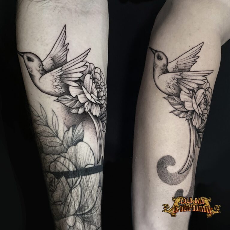 Tatouage de couple minimaliste sur les poignets, symbolisant l'amour et la connexion entre partenaires.