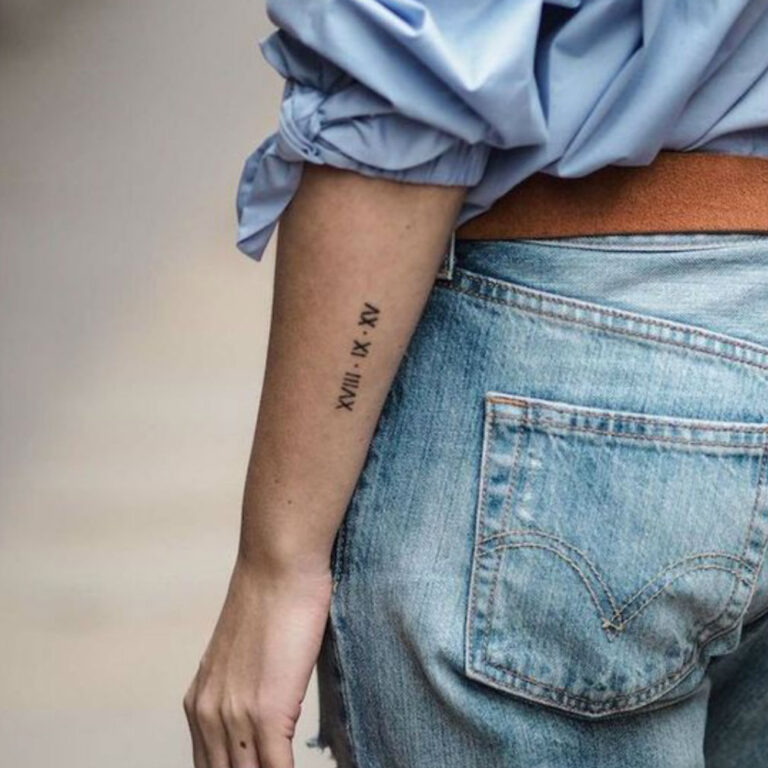Tatouage date de naissance en chiffres romains sur l'avant-bras