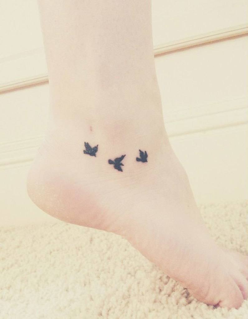 Tatouage femme discret sur la cheville