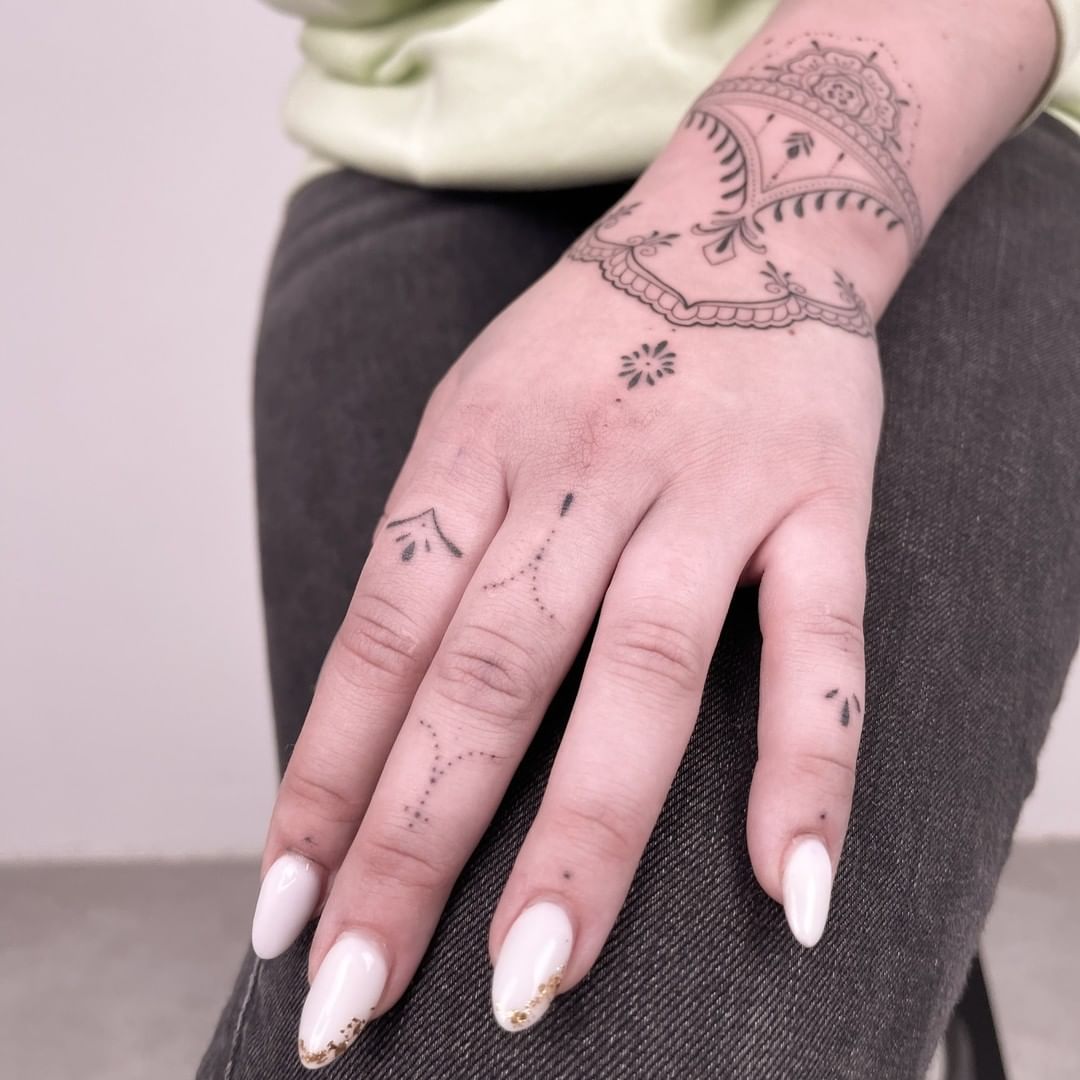 Tatouage discret sur les doigts