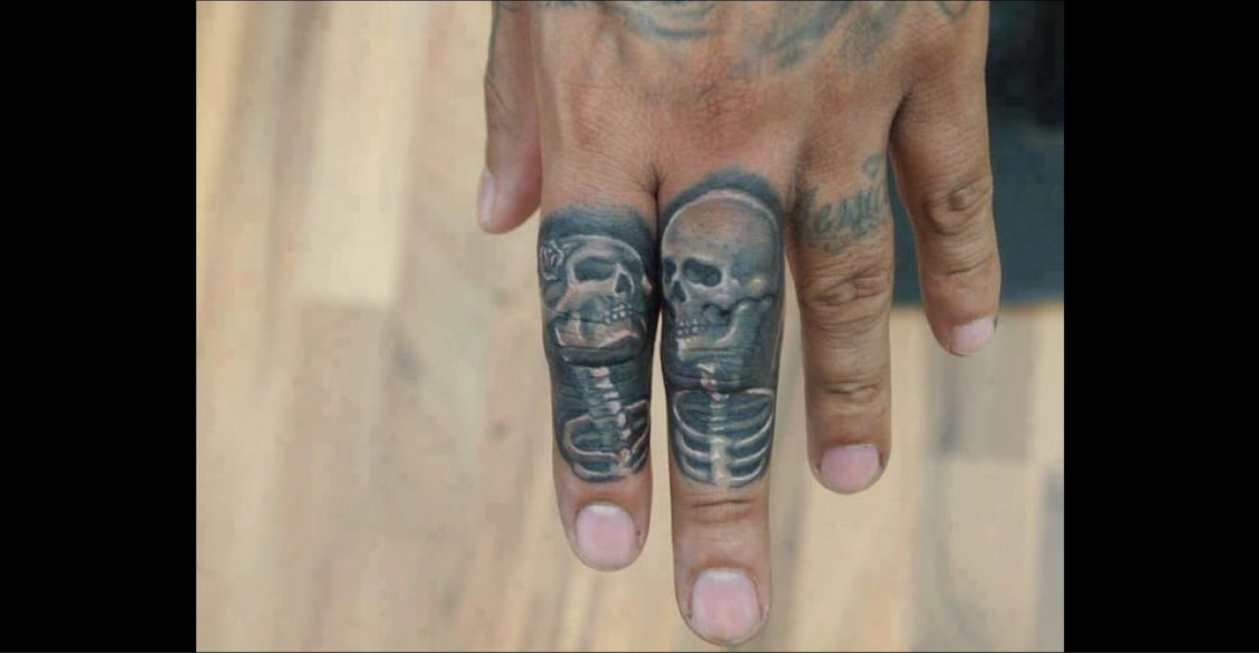 tatouage doigt homme crâne