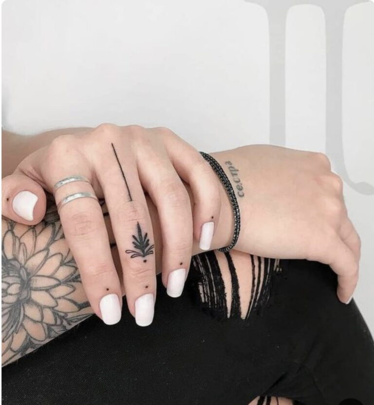 Tatouages minimalistes sur les doigts avec des motifs raffinés et élégants