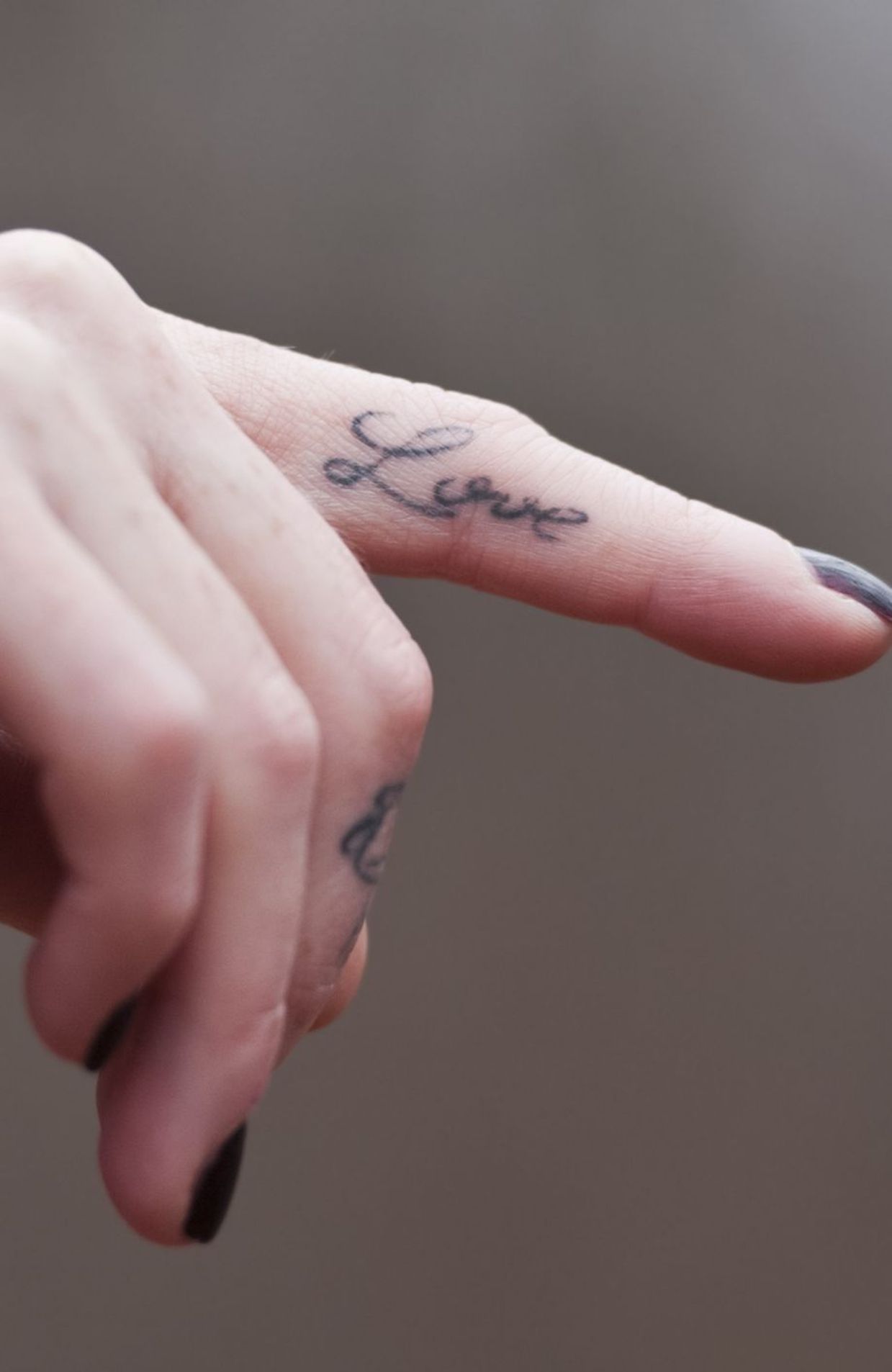 Tatouage sur les doigts, décision