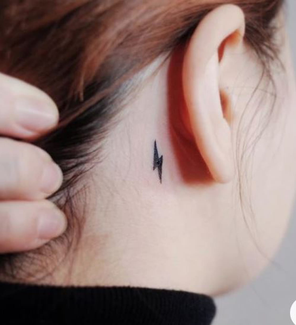 Tatouage éclair derrière l'oreille