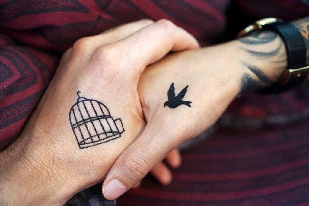 Tatouage en couple : symbole d'amour et engagement partagé