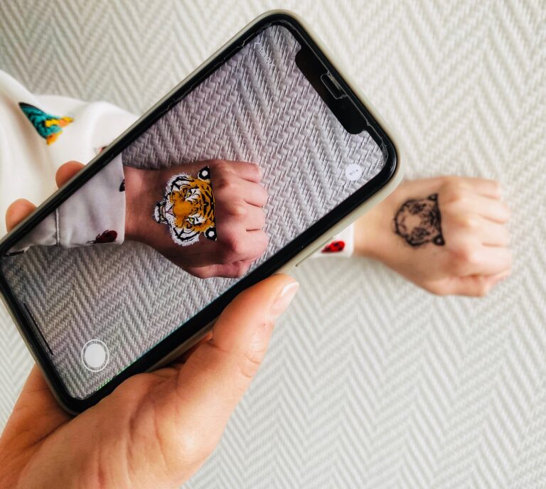 Tatouage éphémère personnalisé appliqué sur l'avant-bras, design moderne et unique