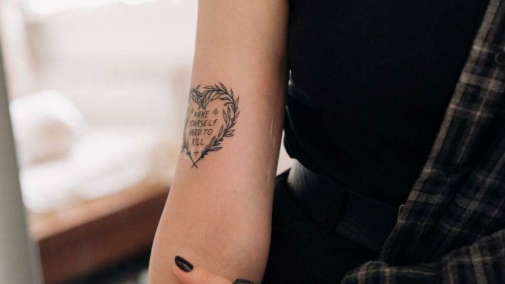 Tatouage femme sur le bras : inspiration élégante et tendance