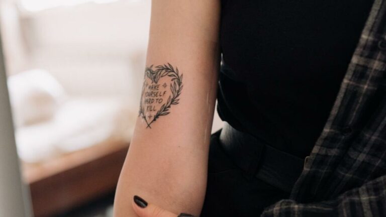 Tatouage femme sur le bras : inspiration élégante et tendance