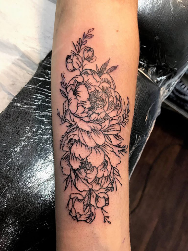 Tatouage floral délicat sur l'avant-bras pour femme, inspiration élégante et féminine